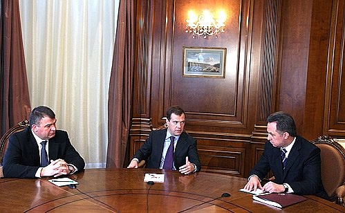 С Министром обороны Анатолием Сердюковым (слева) и Министром спорта, туризма и молодёжной политики Виталием Мутко.