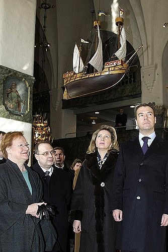 Дмитрий и Светлана Медведевы, Президент Финляндии Тарья Халонен в Кафедральном соборе города Порвоо.