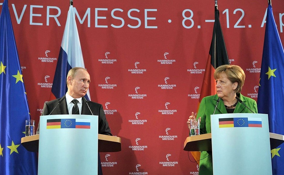 С Федеральным канцлером Германии Ангелой Меркель на пресс-конференции по итогам рабочего визита в Германию.