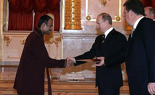 Верительную грамоту Президенту вручил посол Демократической Социалистической Республики Шри-Ланка в России Удаянга Виратунга.