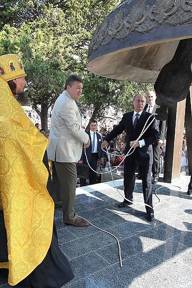During the consecration of a bell at St Vladimir’s Cathedral in Chersonesus Tavrichesky. With President of Ukraine Viktor Yanukovych.