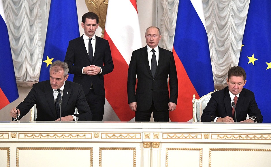 Gazprom CEO Alexei Miller and OMV CEO Rainer Seele sign a basic agreement on assets sales in the presence of Vladimir Putin and Sebastian Kurz.