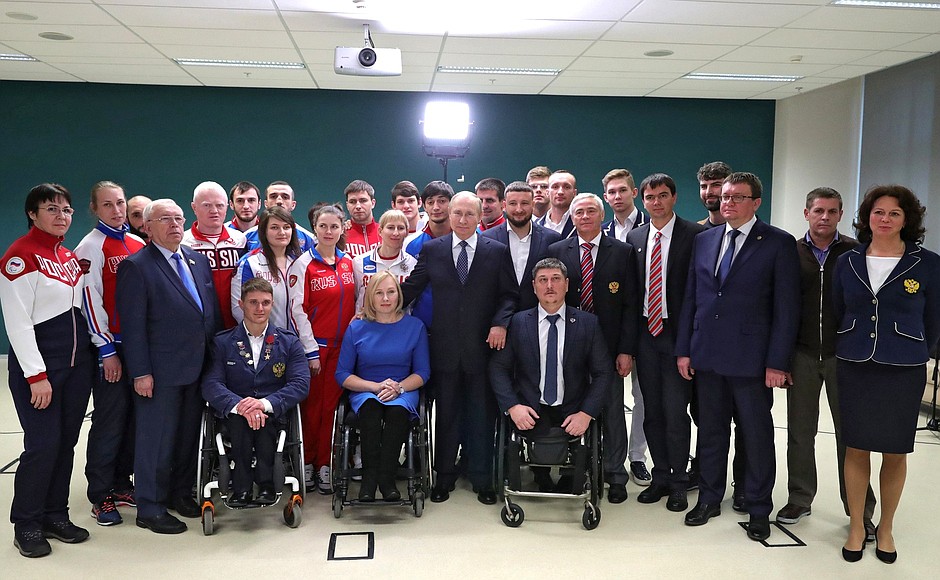 В ходе посещения Российского международного олимпийского университета Президент встретился со спортсменами-паралимпийцами, членами сборных России.