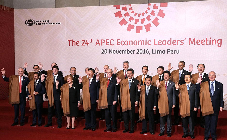 Участники заседания лидеров экономик форума АТЭС сфотографировались в национальных перуанских накидках.