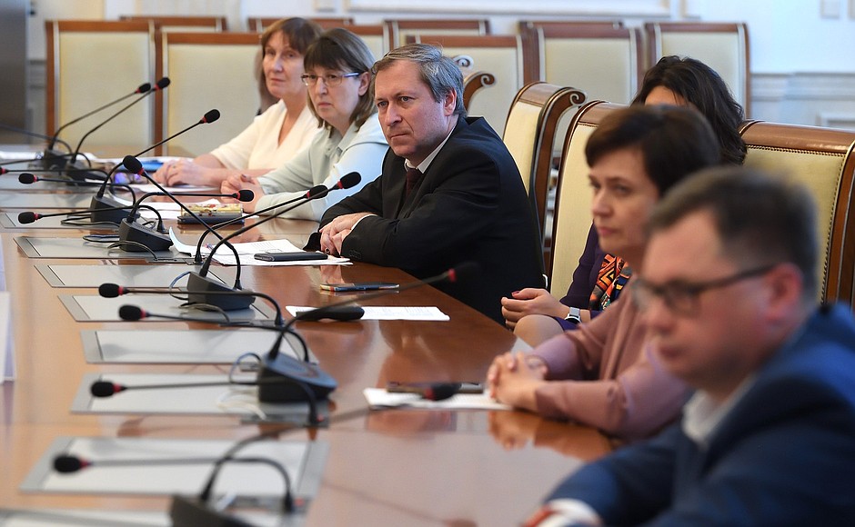Maria Lvova-Belova held a meeting on preventing social orphanhood in the Novosibirsk Region.