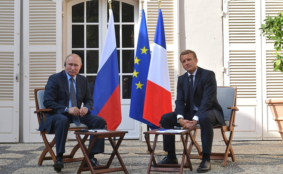 Владимир Путин и Президент Франции Эммануэль Макрон перед началом переговоров сделали заявления для прессы и ответили на вопросы журналистов.