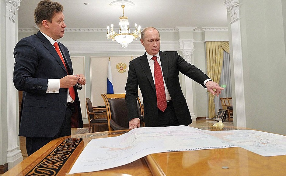 С председателем правления компании «Газпром» Алексеем Миллером во время обсуждения Восточной газовой программы.