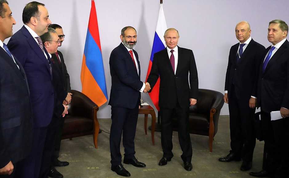 Перед началом встречи с Премьер-министром Республики Армения Николом Пашиняном.
