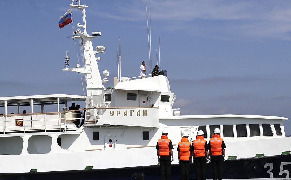 The corvette Uragan, which carried Vladimir Putin and Prime Minister of India Narendra Modi from Ajax Bay near Russky Island to the Zvezda Shipyard in Bolshoi Kamen.