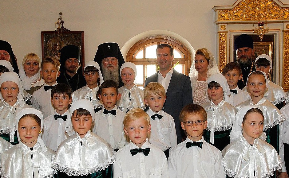 Children’s choir of Reverend Ilya of Murom Orthodox School performed for Dmitry Medvedev and Svetlana Medvedeva Agnaparfene (Holy Lady) by Nektary Eginsky in Greek.
