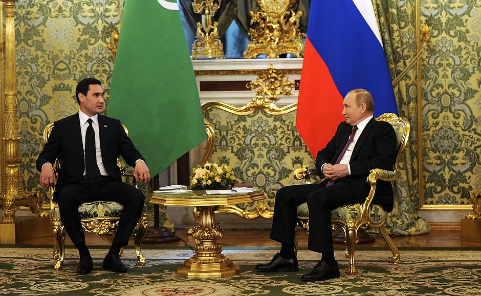 С Президентом Туркменистана Сердаром Бердымухамедовым.