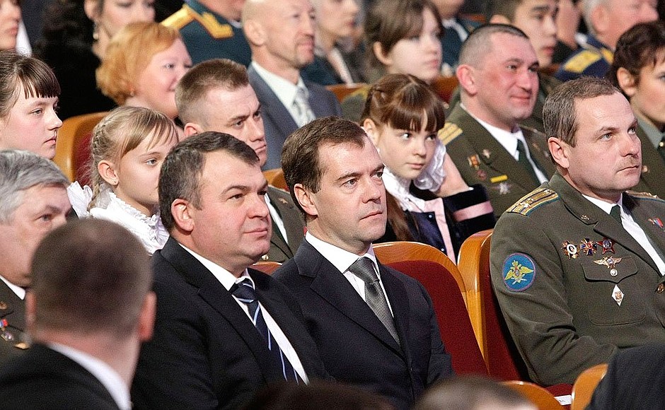 На торжественном вечере, посвящённом Дню защитника Отечества. С Министром обороны Анатолием Сердюковым.
