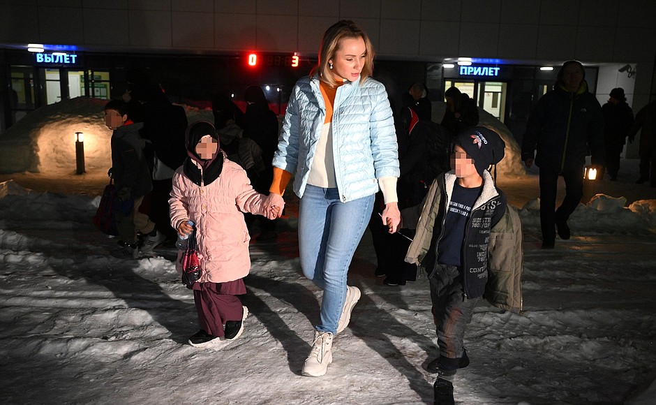 При содействии Уполномоченного при Президенте по правам ребёнка Марии Львовой-Беловой на родину возвращена очередная группа российских детей, находившихся в лагерях беженцев в Заевфратье.
