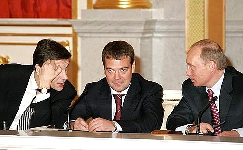 С заместителями Председателя Правительства Александром Жуковым и Дмитрием Медведевым (слева направо) на заседании Совета по реализации приоритетных национальных проектов.