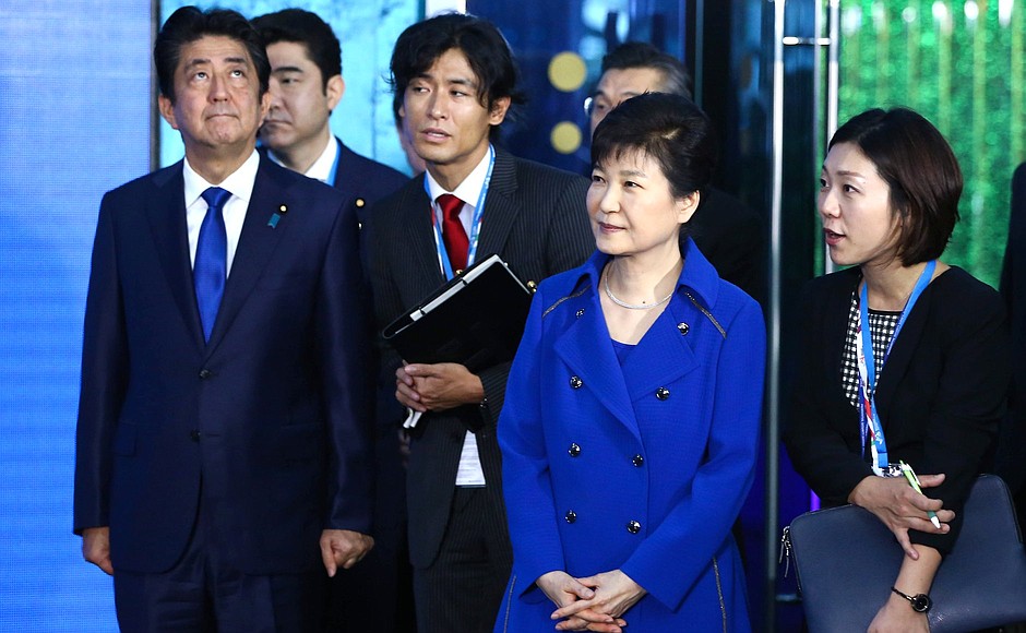 Премьер-министр Японии Синдзо Абэ и Президент Республики Корея Пак Кын Хе на церемонии открытия Приморского океанариума Дальневосточного отделения Российской академии наук.