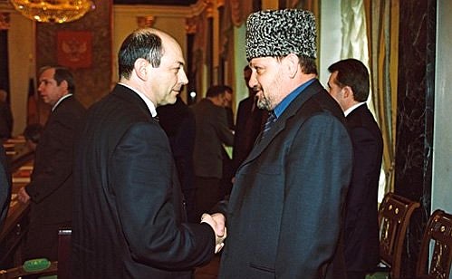 Секретарь Совета Безопасности Владимир Рушайло (слева) и глава администрации Чечни Ахмат Кадыров перед началом заседания Совета Безопасности по вопросам восстановления экономики Чечни.