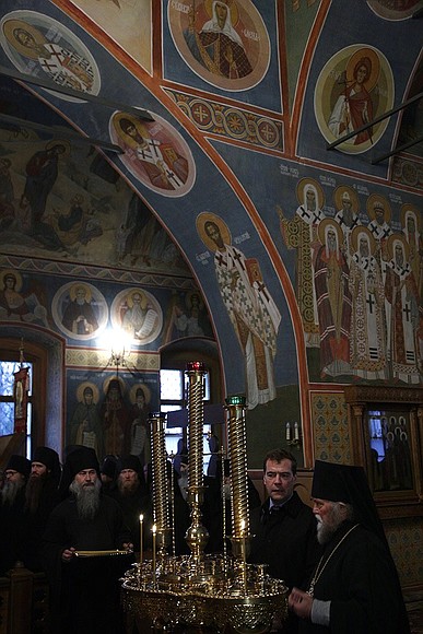 Visiting Svyato-Vvedensky monastery for men, Optina Pustyn. On the right — Archimandrite Benedict.