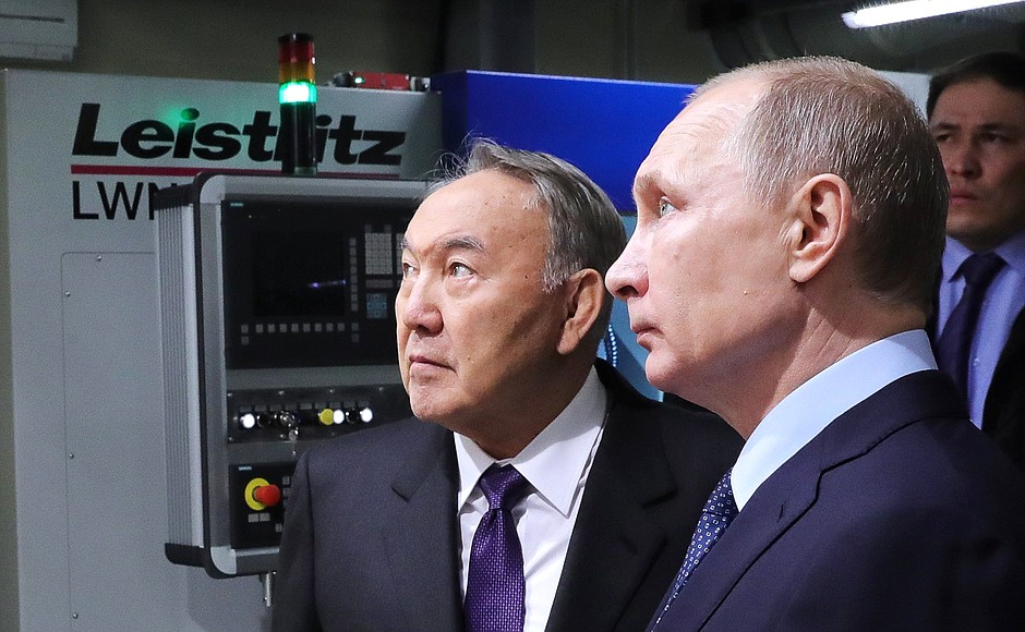 С Президентом Казахстана Нурсултаном Назарбаевым во время посещения завода «Диаконт».