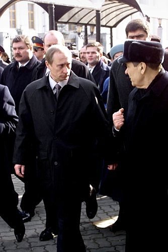 Acting Russian President Vladimir Putin and Tatarstan President Mintimer Shaimiyev (right) on a walk along Bauman Street.