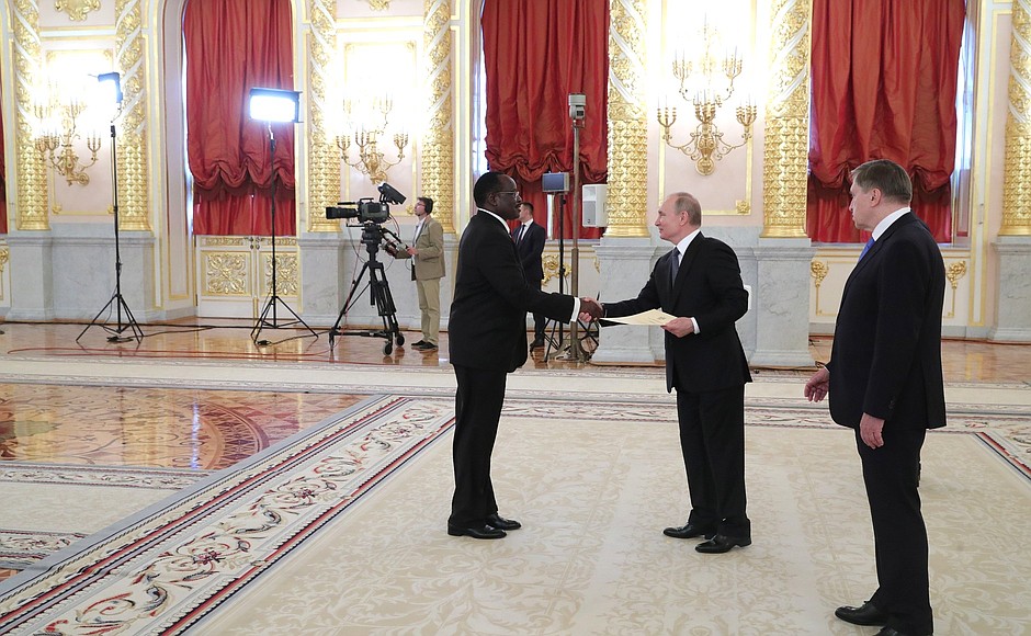 Владимир Путин принял верительную грамоту у посла Республики Намибия Клеменса Хандуукеме Кашуупулва.