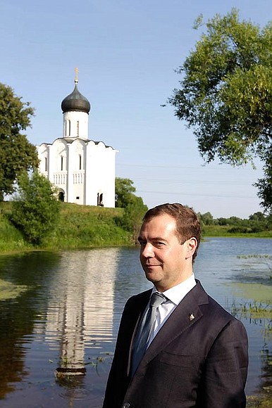 Дмитрий Медведев посетил церковь Покрова на Нерли.