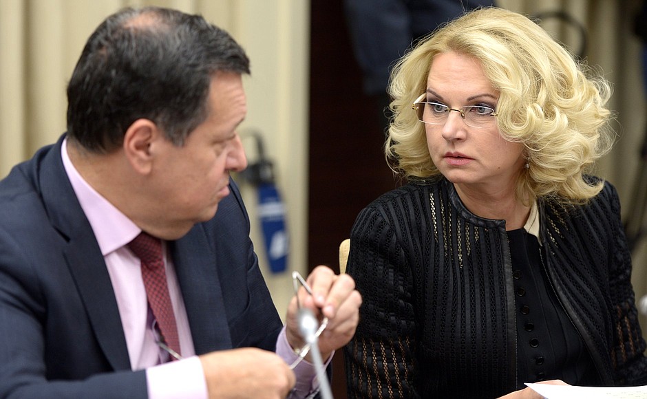 At a meeting on budget planning for 2016. Accounts Chamber Chairperson Tatyana Golikova (right) and Chairman of the State Duma Committee on Budget and Taxes Andrei Makarov.