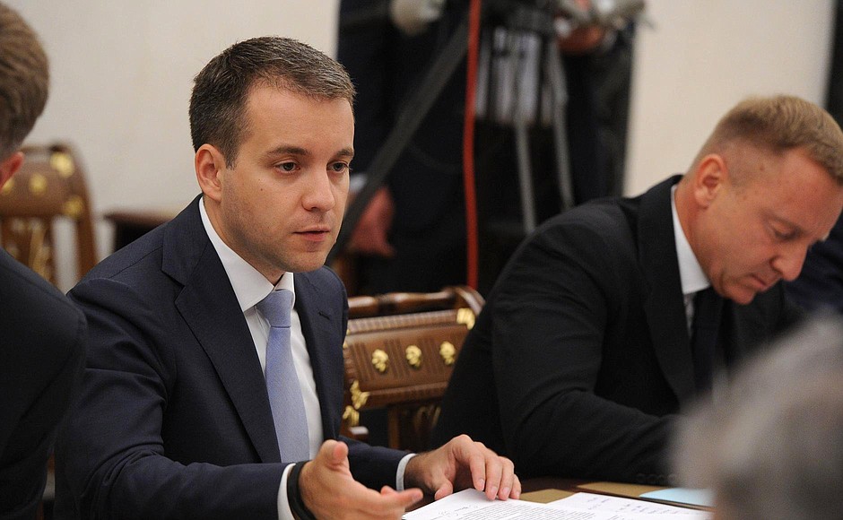 Before a meeting with Government members. Minister of Communications and Mass Media Nikolai Nikiforov, left, and Minister of Education and Science Dmitry Livanov.