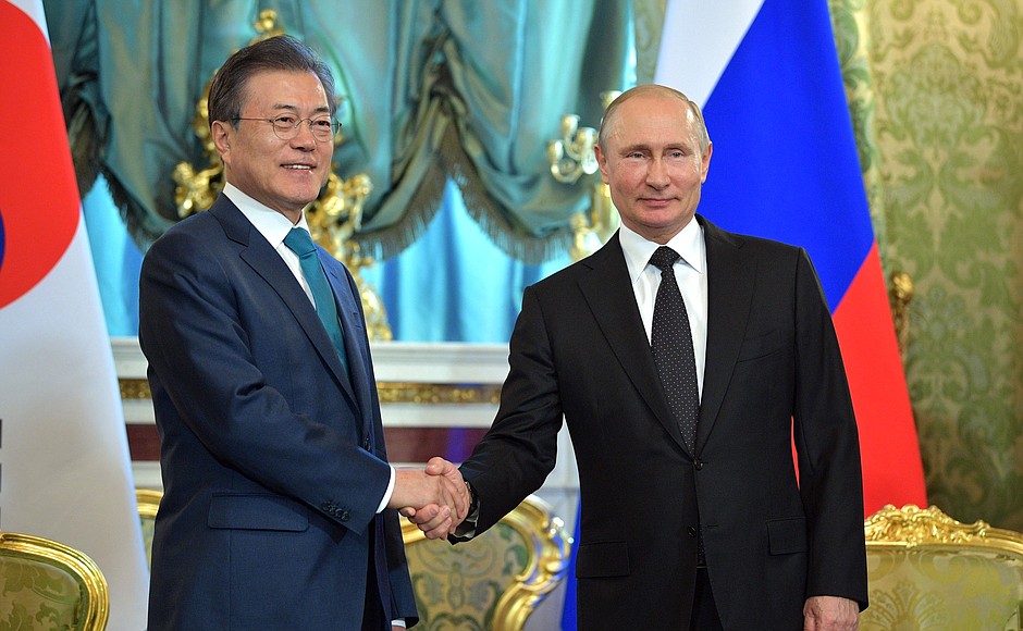 С Президентом Республики Корея Мун Чжэ Ином перед началом российско-корейских переговоров в узком составе.