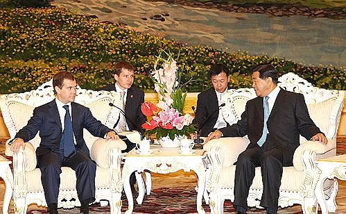 С Председателем Всекитайского Комитета Народного политического консультативного совета Цзя Цинлинем.