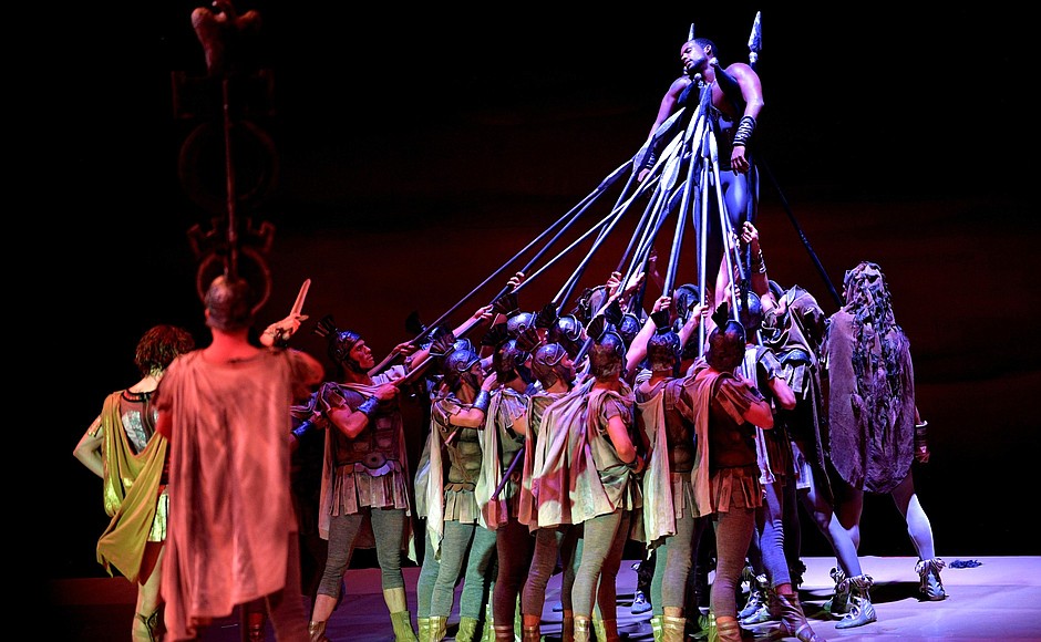 Сцена из балета «Спартак» А.Хачатуряна, которым открылся III Международный фестиваль оперы и балета «Херсонес».
