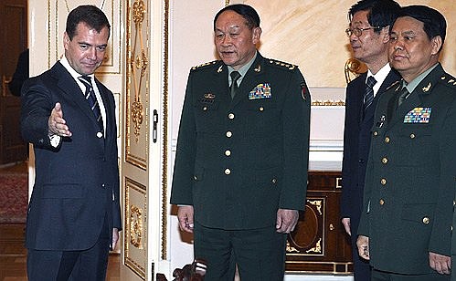 Встреча c министром обороны Китая Лян Гуанле.