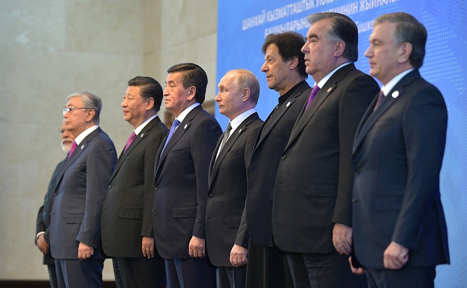 Участники саммита Шанхайской организации сотрудничества. Перед началом заседания в узком составе.