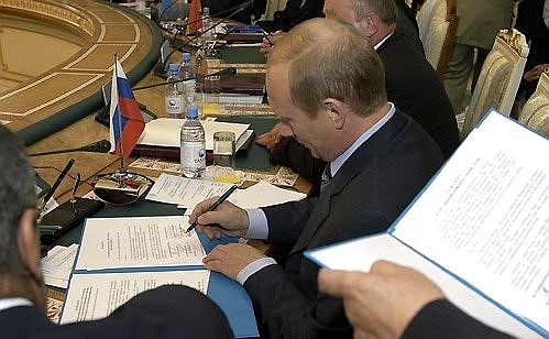 Signing the joint agreements.