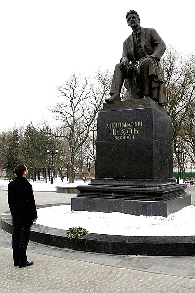 У памятника А.П.Чехову.