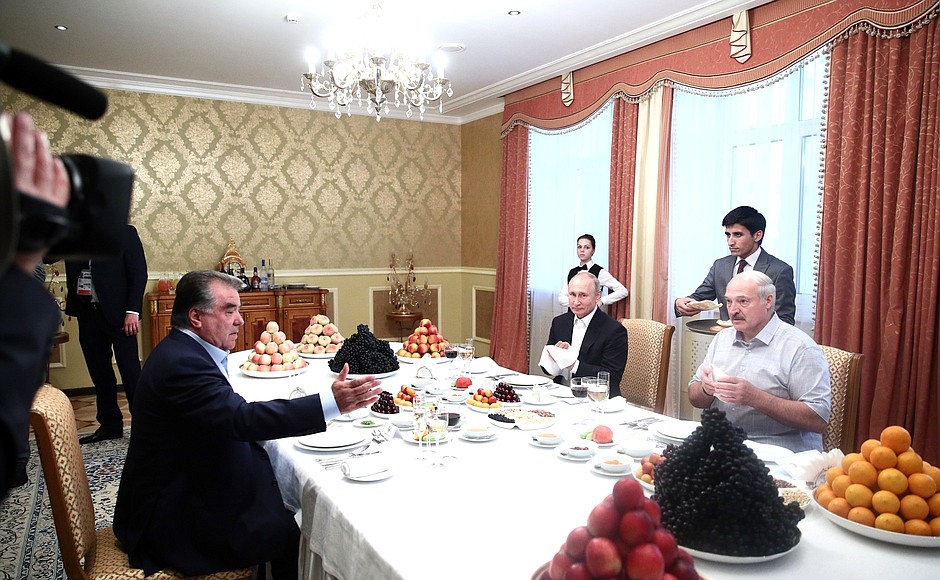 С Президентом Республики Беларусь Александром Лукашенко (справа) и Президентом Республики Таджикистан Эмомали Рахмоном.