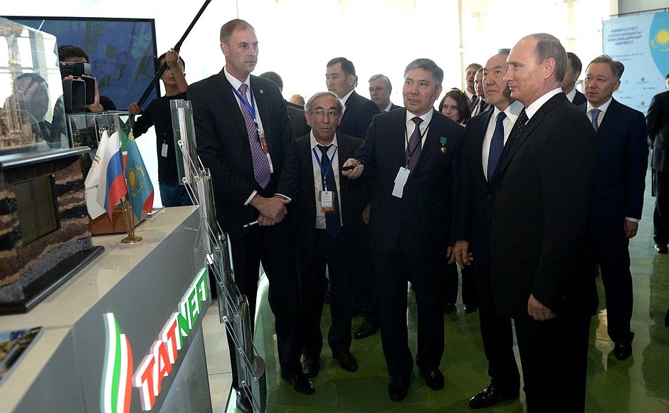 Visit to an exhibition of innovative technologies in hydrocarbon production.