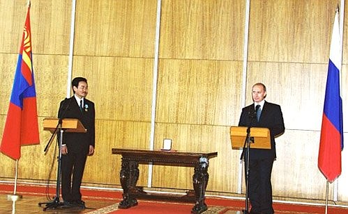 Церемония награждения Президента Монголии Нацагийна Багабанди орденом Дружбы.