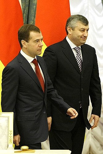 С Президентом Южной Осетии Эдуардом Кокойты после подписания соглашения о совместных усилиях в охране государственной границы республики.