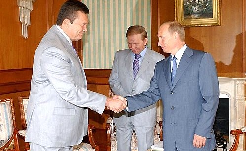 Перед началом переговоров в расширенном составе. С Премьер-министром и Президентом Украины Виктором Януковичем и Леонидом Кучмой.