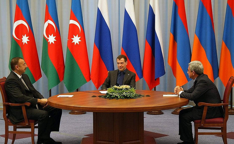 C Президентом Азербайджана Ильхамом Алиевым (слева) и Президентом Армении Сержем Саргсяном.