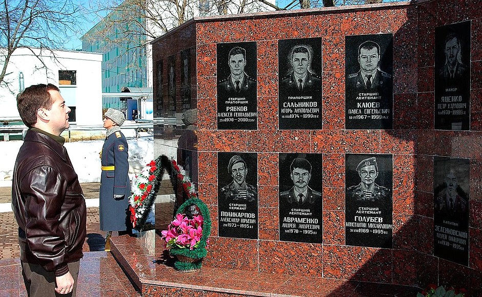 В расположении полка спецназа ВДВ. Возложение цветов к мемориалу военнослужащим, погибшим при исполнении воинского долга.
