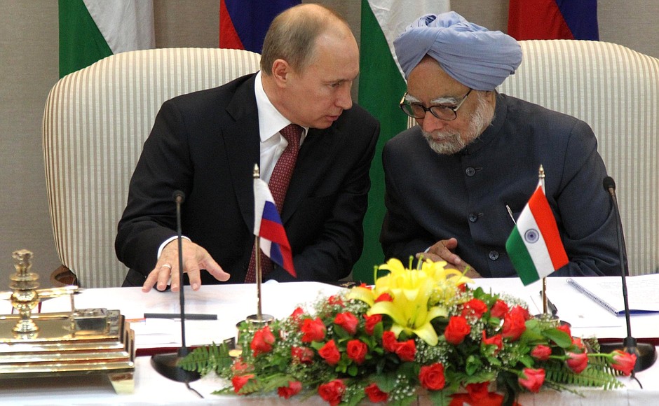 С Премьер-министром Индии Манмоханом Сингхом на церемонии подписания российско-индийских документов.