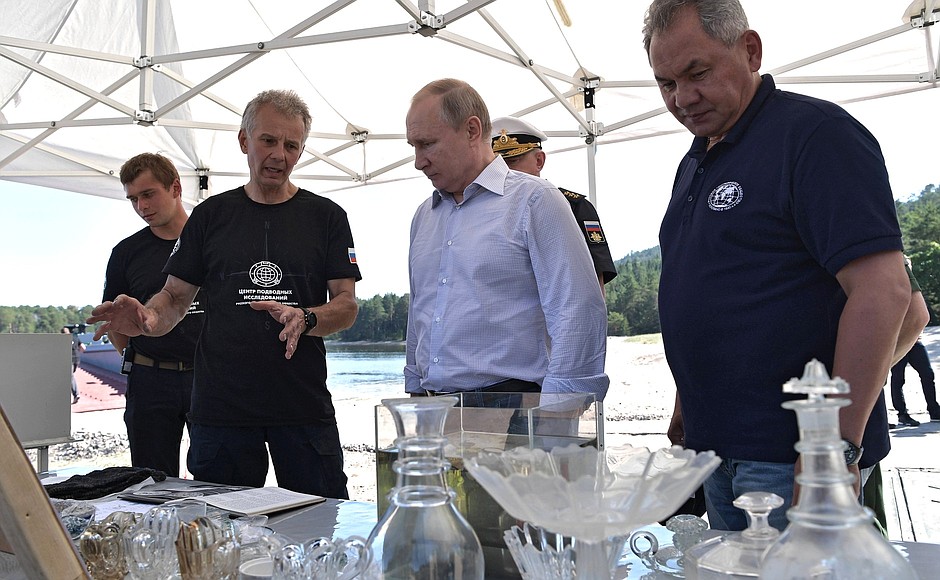 Владимир Путин осмотрел коллекцию предметов, поднятых археологами с борта судна, затонувшего в XIX веке у побережья острова Гогланд в Финском заливе.