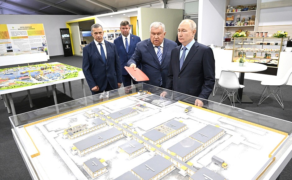 Inspecting Zvezda shipbuilding complex. With Deputy Prime Minister – Plenipotentiary Presidential Envoy to the Far Eastern Federal District Yury Trutnev (left), General Director of Zvezda shipbuilding complex Sergei Tseluiko (centre) and Rosneft CEO Igor Sechin, right.