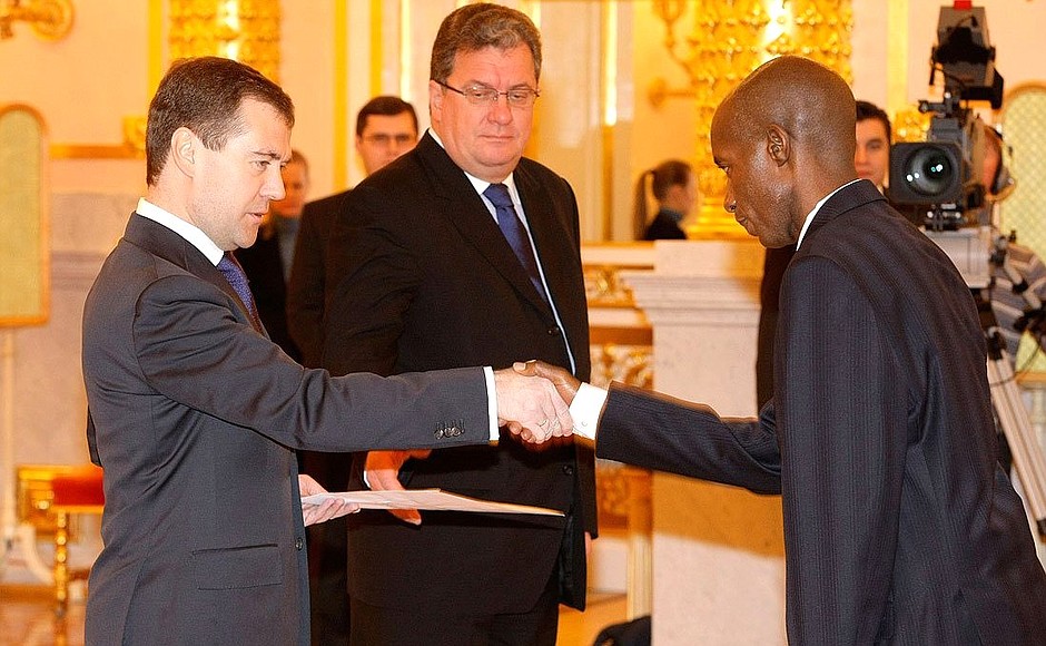 Церемония вручения верительных грамот послами иностранных государств. Верительную грамоту Президенту России вручает посол Республики Бурунди Изидор Нибизи.