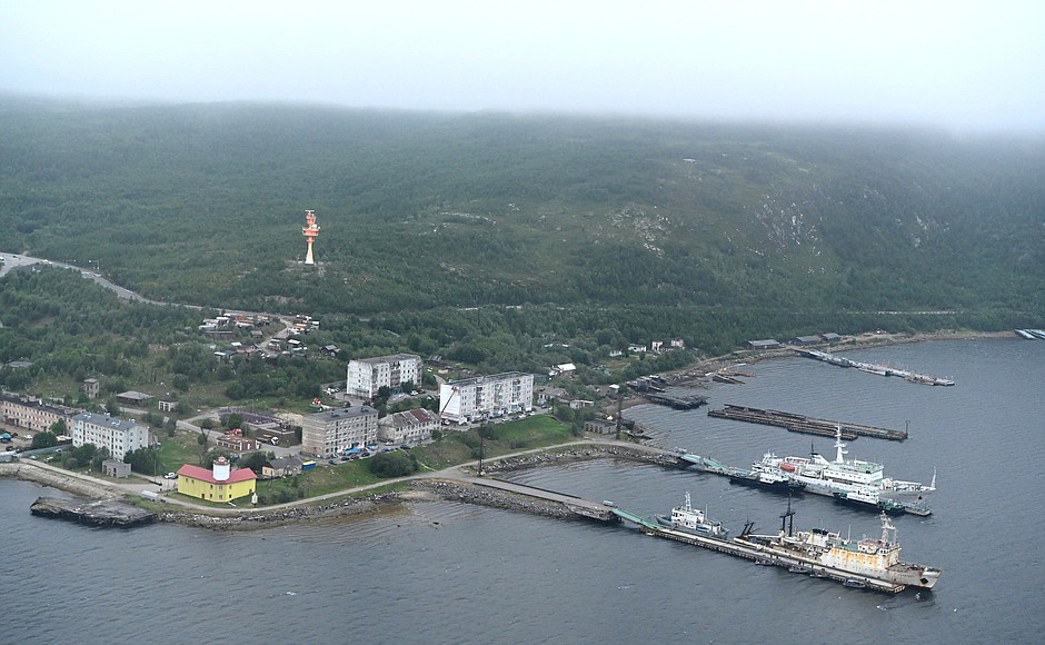 From a helicopter the President inspected the railway bridge crossing over the Tuloma River and the Lavna commercial seaport being built as part of the Murmansk Transport Hub comprehensive development project.