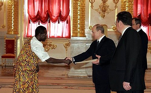 Верительную грамоту вручает посол Республики Гана Эдвард Апау Мантей.