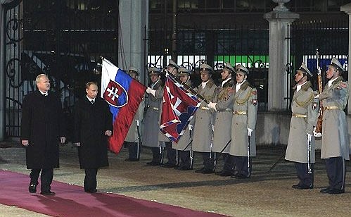 Церемония официальной встречи у Президентского дворца.