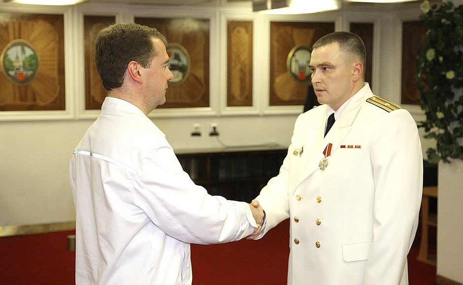 Ceremony awarding state decorations to naval servicemen who took part in the operation to free the Moscow University tanker from pirates. Captain 3rd Rank Alexander Fominichev received the Order of Courage.