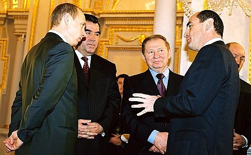С Президентом Таджикистана Эмомали Рахмоновым, Президентом Украины Леонидом Кучмой и Президентом Армении Робертом Кочаряном (слева направо).